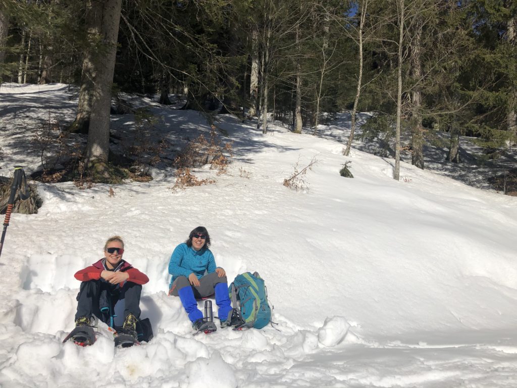 Auf dem Schneeschuhwochenende 2021 auf den hügeligen Höhen des Toggenburgs.